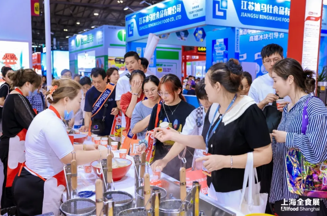 首日开展迎来72098人次，第25届全球高端食品展览会沪上盛大启幕！